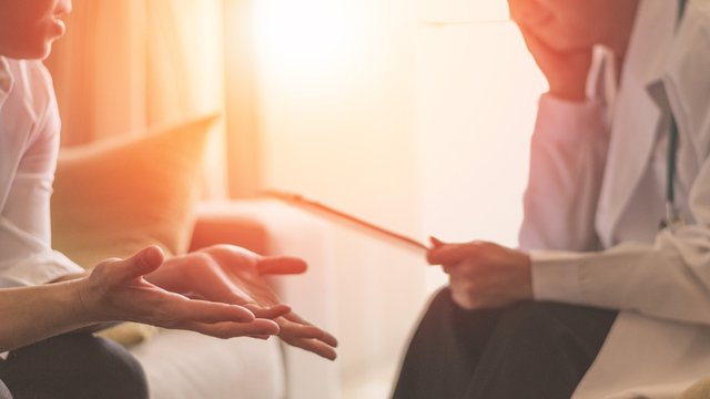 psicólogo profesional en una consulta atendiendo un paciente