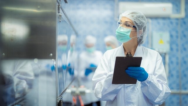 higienista industrial haciendo unas comprobaciones en una fábrica