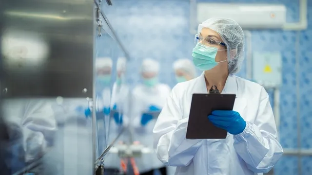higienista industrial haciendo unas comprobaciones en una fábrica