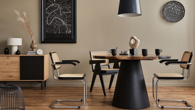 comedor moderno en color negro y madera con accesorios decorativos home staging