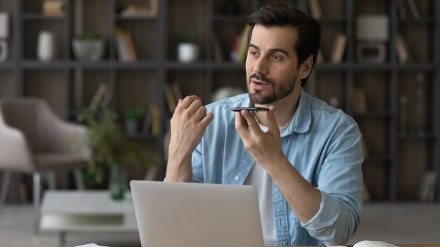 estudiante usando una aplicación de audio de un smartphone