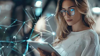 Mujer con una laptop en la mano