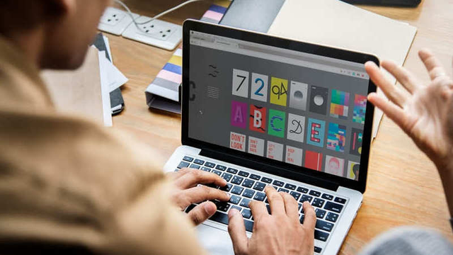 persona trabajando en identidad visual