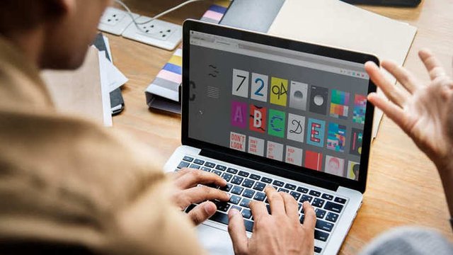 persona trabajando en identidad visual