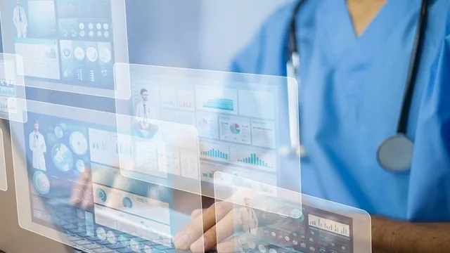 médico redactando un informe de alta