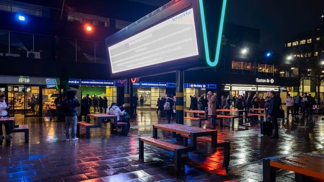 vista nocturna del exterior de la estación de Euston en Londres