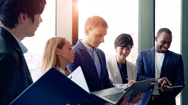 personas reunidas en una oficina