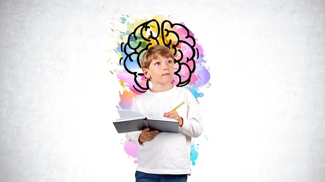 un niño sosteniendo un libro y un lápiz, mirando hacia arriba, con una colorida ilustración cerebral y salpicaduras sobre un fondo blanco