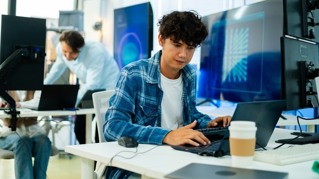 Diverso equipo creativo de programador o ingeniero de software que colabora para desarrollar proyectos Ai agentic. Concepto de transformación, equipo de codificación, flujos de trabajo de AI agentic, desarrollar Ai Assistant, lluvia de ideas de negocios