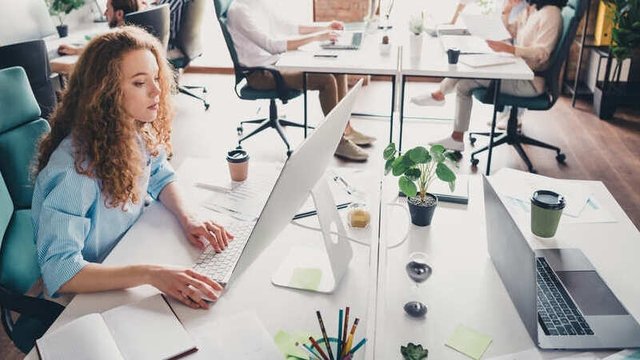 interiorista diseñando en su estudio