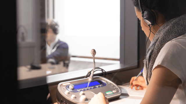 alumna del máster haciendo prácticas en las instalaciones de la universidad