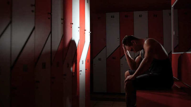 imagen de un deportista con kinesiofobia en una sala de descanso