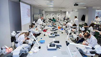 Laboratorio de simuladores Odontolog&iacute;a precl&iacute;nica Universidad Europea de Madrid