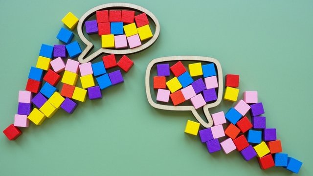 Burbuja del habla y cubos coloridos. Concepto de lenguaje inclusivo.
