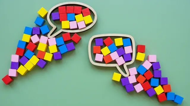 Burbuja del habla y cubos coloridos. Concepto de lenguaje inclusivo.
