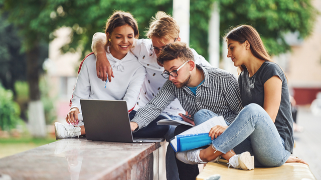 grupo de estudiantes j&oacute;venes concentrado en el trabajo