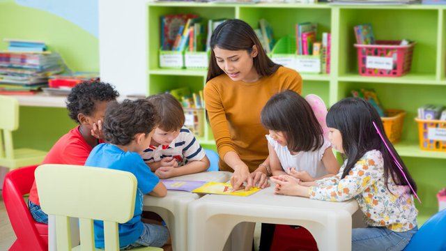 ¿Cuánto gana un maestro de primaria?