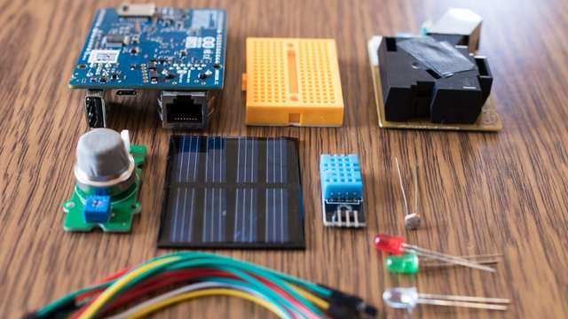 componentes del kit IoT para el experimento de ciencia educativa