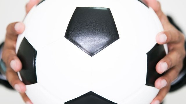 imagen de una manager de fútbol sosteniendo un balón