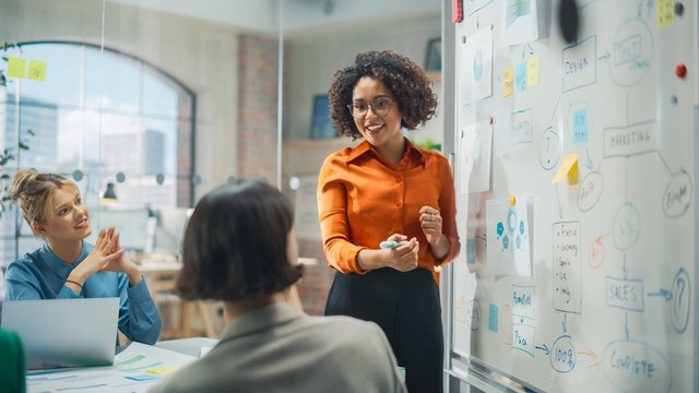 mujer de negocios lidera una presentación sobre estadísticas de crecimiento