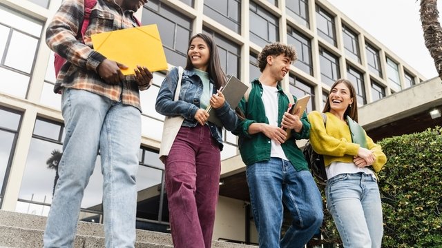 estudiantes universitarios bajando unas escaleras