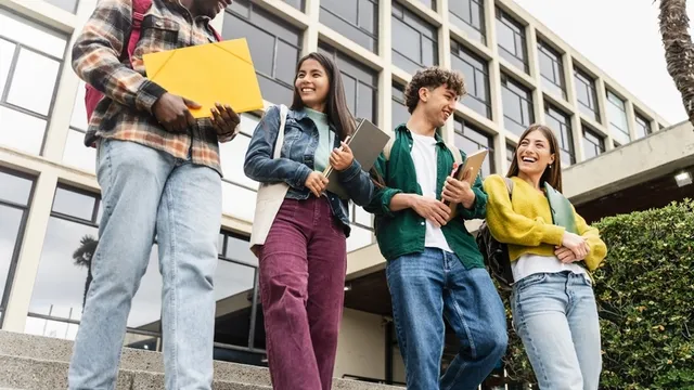 estudiantes universitarios bajando unas escaleras