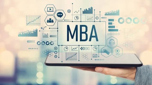 mano que sostiene una tablet de la que sale un letrero donde se lee la palabra "MBA"