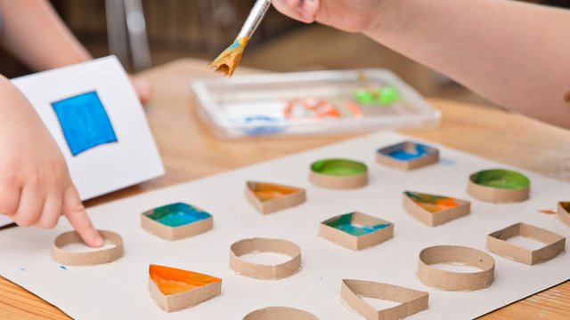 niños aprenden formas geométricas