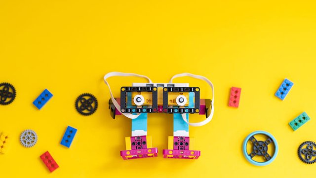 robot hecho con piezas de lego