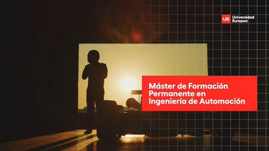 Hombre a contra luz con un coche de carrera