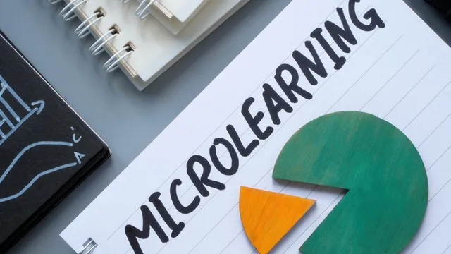 portátil con inscripción microaprendizaje y gráfica