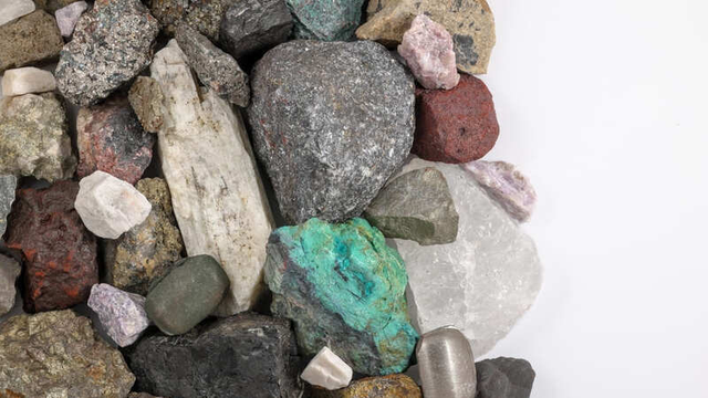 imagen de minerales críticos sobre fondo blanco
