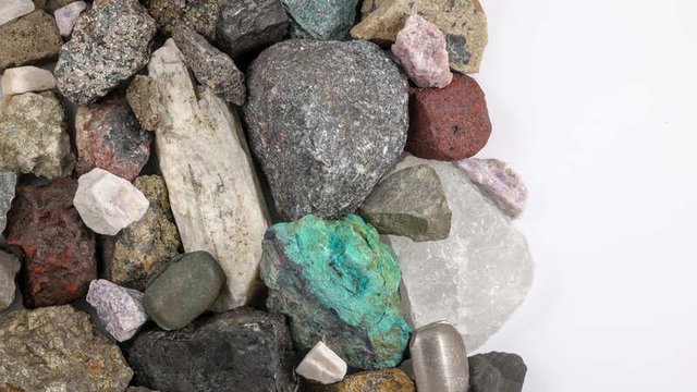 imagen de minerales críticos sobre fondo blanco