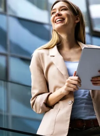 Mujer de negocios con tablet en la mano