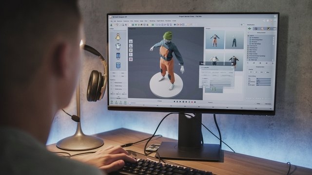 profesional modelando en 3d un personaje de videojuegos