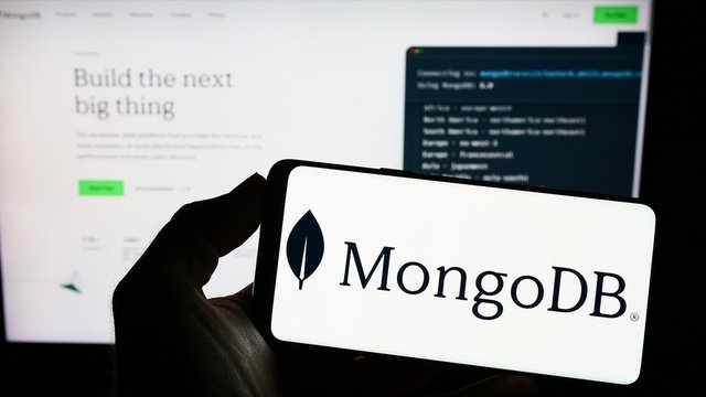 imagen logotipo Mongodb en un móvil