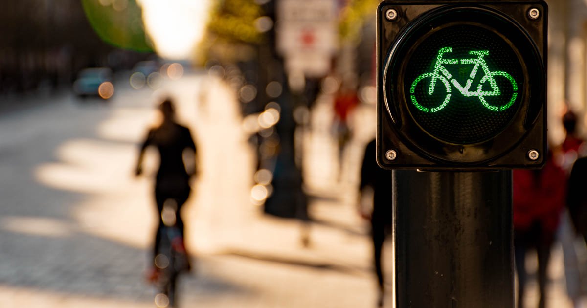 imagen de un semáforo en verde con el icono de una bicicleta