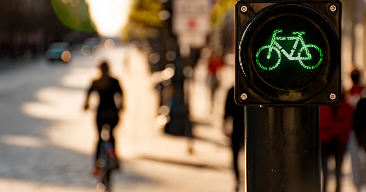 imagen de un sem&aacute;foro en verde con el icono de una bicicleta