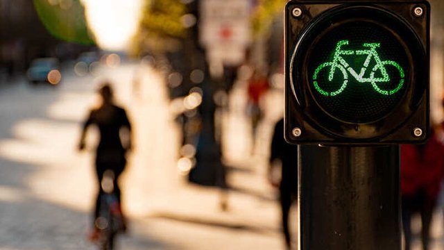 imagen de un semáforo en verde con el icono de una bicicleta