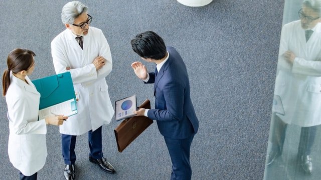 medical scientific liasion reunido con profesionales de la salud en la sala de un hospital o centro sanitario