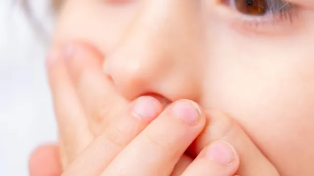 El niño se cubre la boca con las manos, expresa miedo, habla, timidez, ansiedad social, lucha para comenzar la articulación, expresa silencio, reprime la tos o el estornudo, timidez infantil y mantener el secreto
