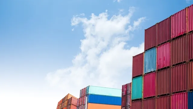 Transporte internacional de la importación de mercancías del envase del buque de carga en el fondo del cielo azul, buque de carga de la terminal de envío industrial del puerto de la logística del negocio de la industria del almacén.