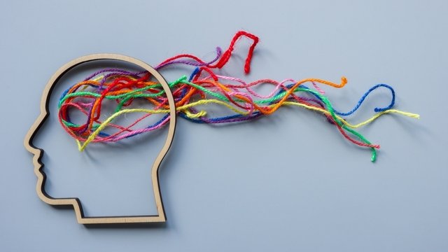 contorno de una cabeza humana e hilos de colores largos que salen de ella