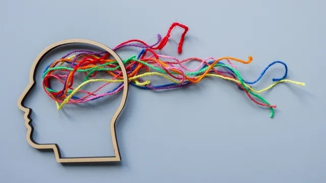contorno de una cabeza humana e hilos de colores largos que salen de ella