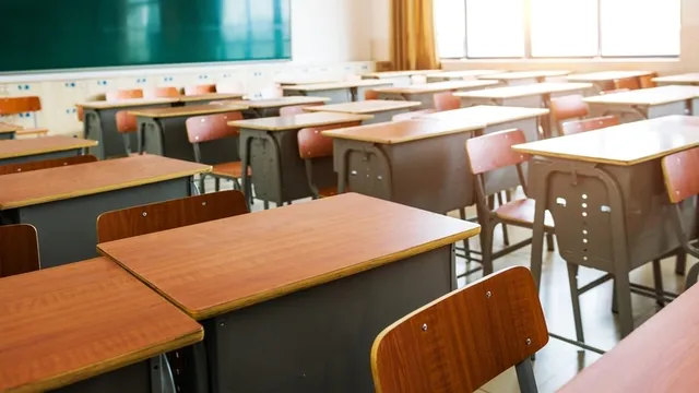 pupitres y sillas en un aula de colegio o instituto, sin alumnos
