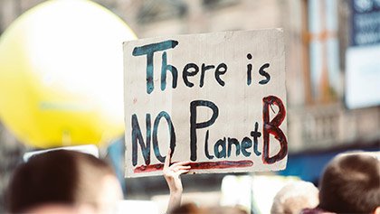 Pancarta con mensaje "There is no planet B"