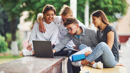 grupo de estudiantes j&oacute;venes concentrado en el trabajo