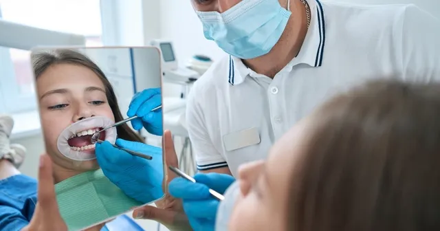 fotografía de un niño en el odontopediatra