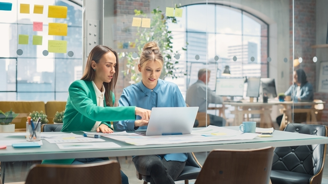 una persona le hace el onboarding a otra persona que se acaba de incorporar nueva a la empresa