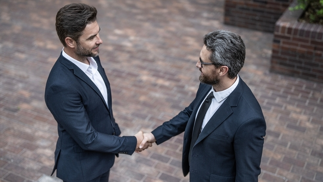 Acuerdo exitoso en el negocio. Hombres de negocios que tratan al aire libre. Concepto de asociación. Apretón de manos. Asociación empresarial. Negocio. Hombres de negocios apretando la mano después de un contrato. Diplomacia
